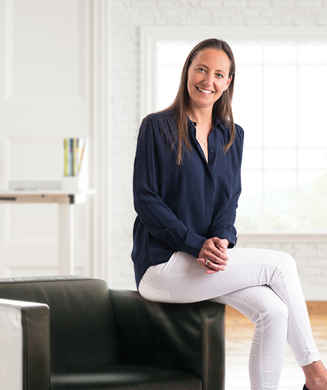 Ich prüfe alle für die Krankenversicherung individuellen Gegebenheiten und Risiken. Cathleen Hiller im Büro