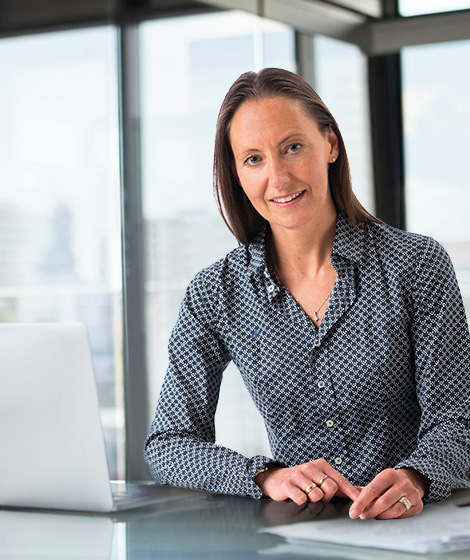 Ich berate Sie kompetent, transparent, engagiert und zuverlässig Cathleen Hiller am Schreibtisch